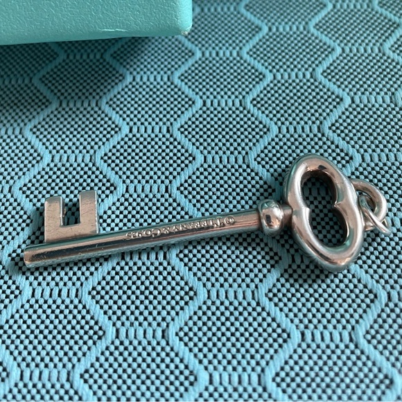 Authentic Tiffany & Co. Oval vintage key pendant. Approx. 2 inches long. - Picture 2 of 4